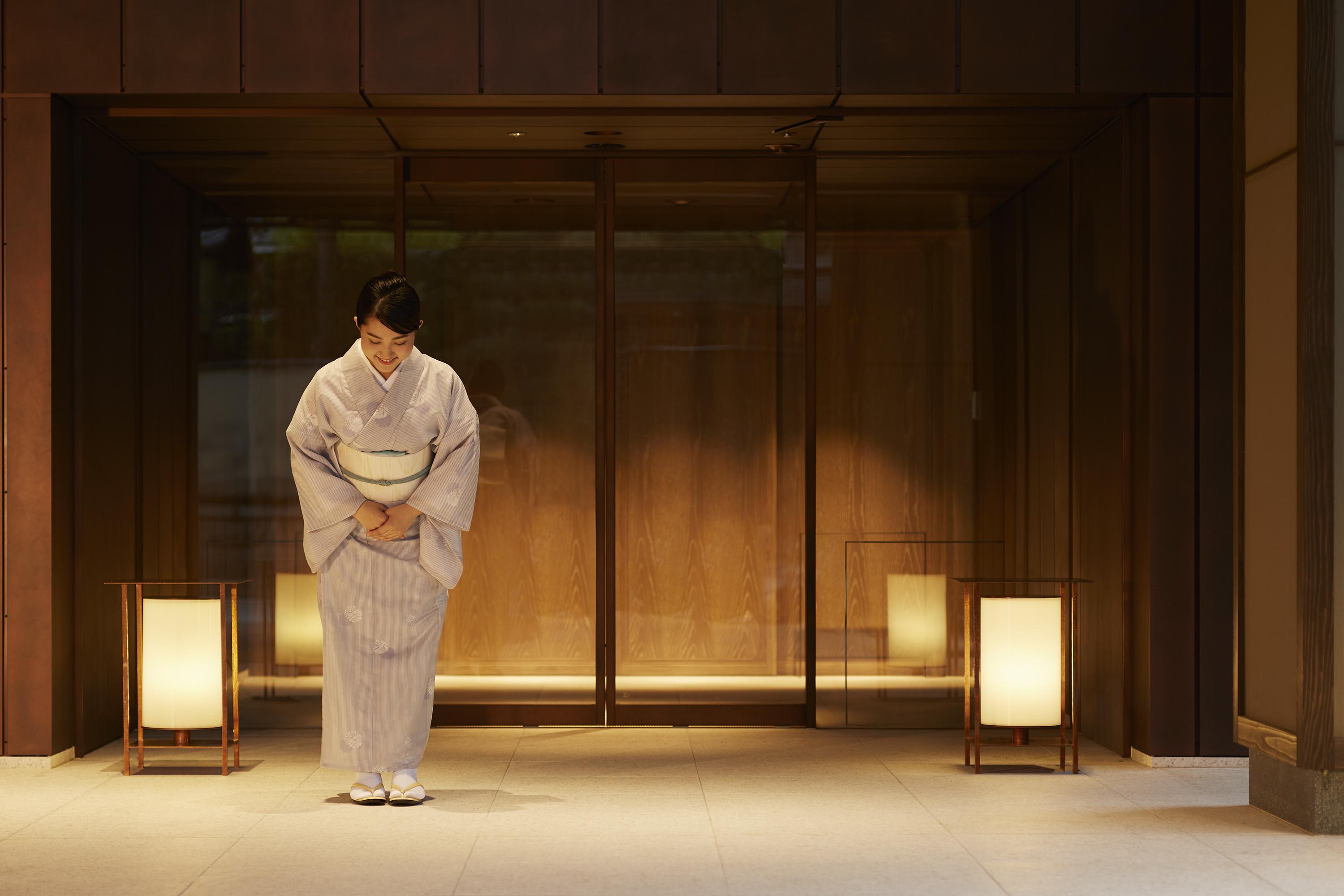 Hotel The Celestine Kyoto Gion Exterior foto A Japanese hotel employee bowing