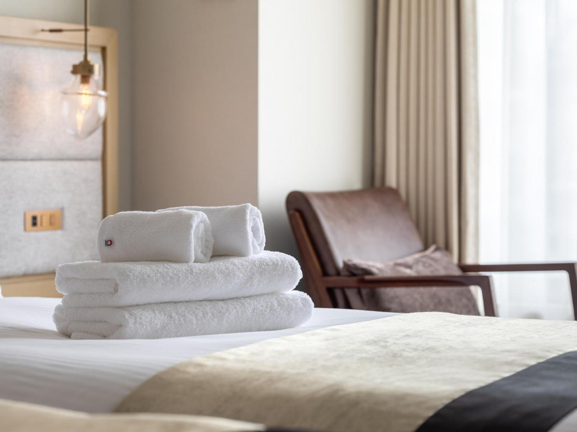 Hotel The Celestine Kyoto Gion Exterior foto A stack of towels on a bed